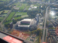 849880 Luchtfoto van het stadion Galgenwaard (Herculesplein) te Utrecht, uit het noorden, met rechts de Waterlinieweg.